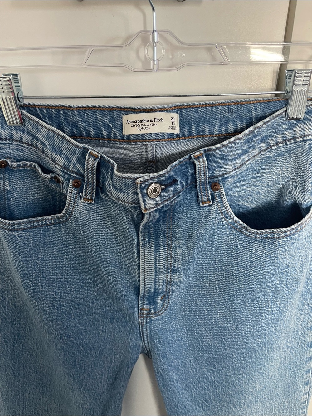 Abercrombie & Fitch The '90s
Relaxed Jean High Rise denim
